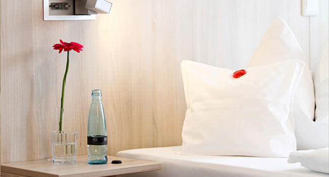 Hotelambiente: Blume und Marzipanherz